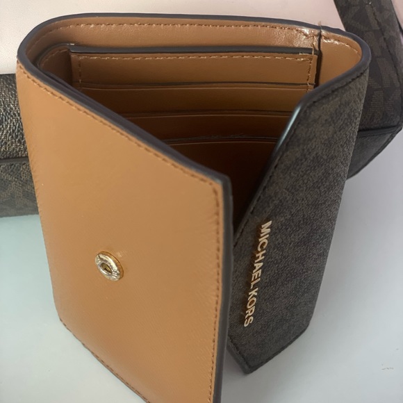 MICHAEL KORS small crossbody bag with trifold wallet. - Picture 3 of 4